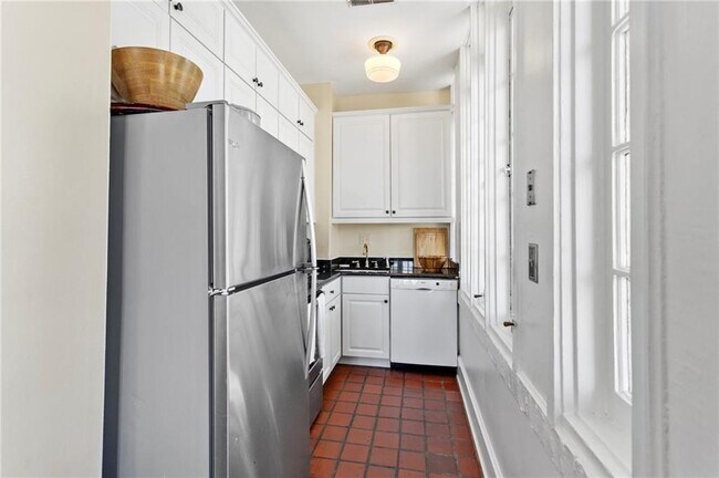 Building Photo - 1 S Prado NE