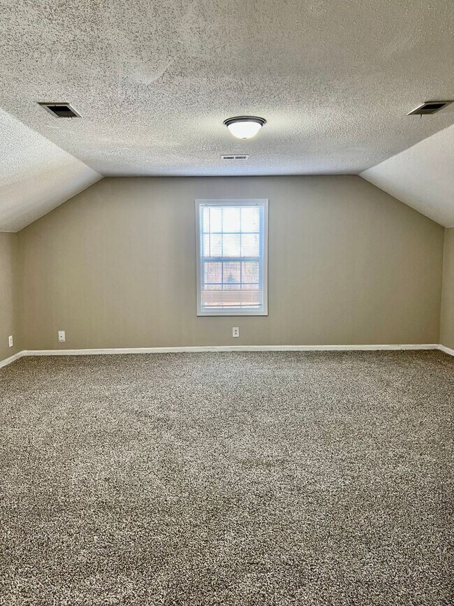 Building Photo - Newly Renovated Home Off Trenton Rd!