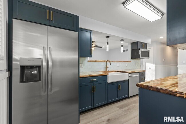 Building Photo - 1900 E Knox St