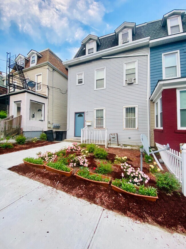 Building Photo - 20 Vineyard Ave