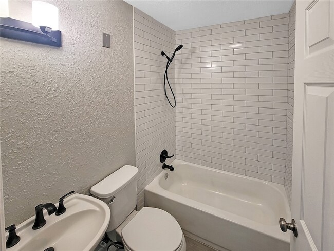 Building Photo - 121 Wisteria St