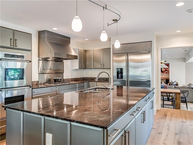 Building Photo - 3002 Hillview Rd