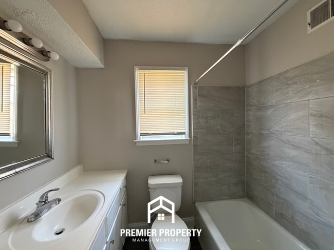 Building Photo - 3-Bedroom Single-Family Home for Rent in Memphis, TN - Vaulted Ceilings & Fenced Backyard