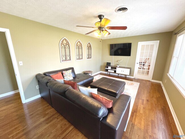 Building Photo - 1409 N Houston St