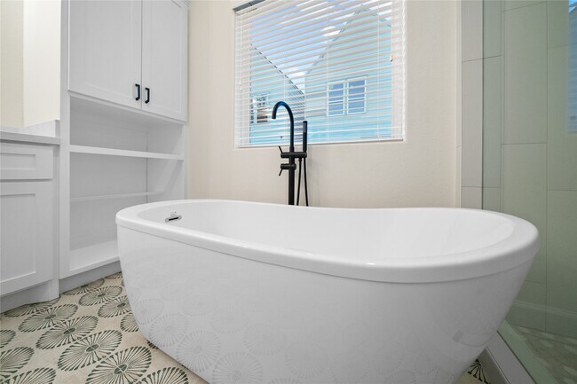 Building Photo - 1411 Bayou St