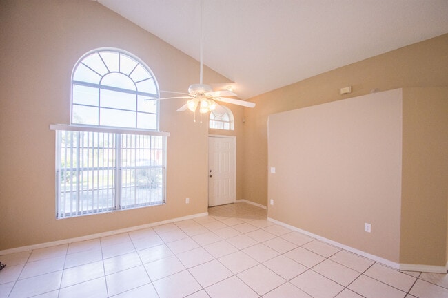 Building Photo - 3 Bed 2 Bath Home with Stainless Steel App...