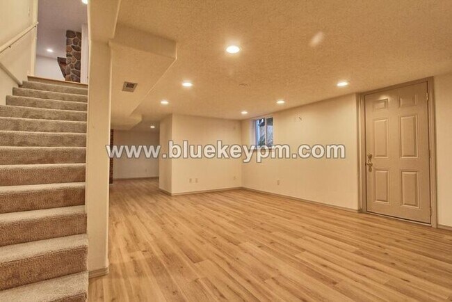 Building Photo - 3 Bed, 3 Bath Home with a LARGE 1/2 Acre Yard and Deck, Boathouse and 2 Bonus Rooms