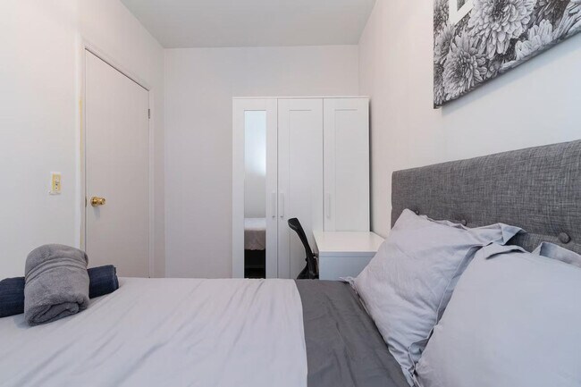 Building Photo - 331 E 92nd St