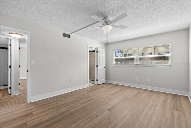 Building Photo - 4780 Cove Cir