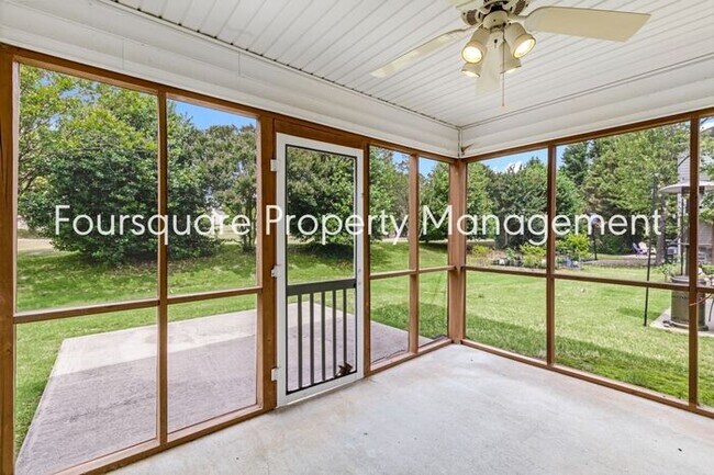 Building Photo - Townhome | Screened Back Porch | Back Pati...