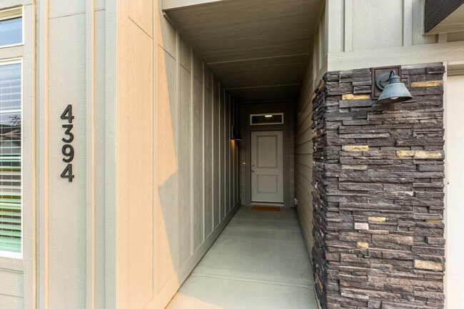 Building Photo - 4 bed 2 bath home for rent