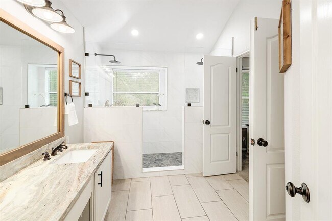Building Photo - 3019 Plantation Dr