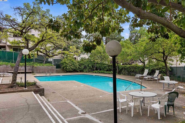 Building Photo - 385 Camelback Rd