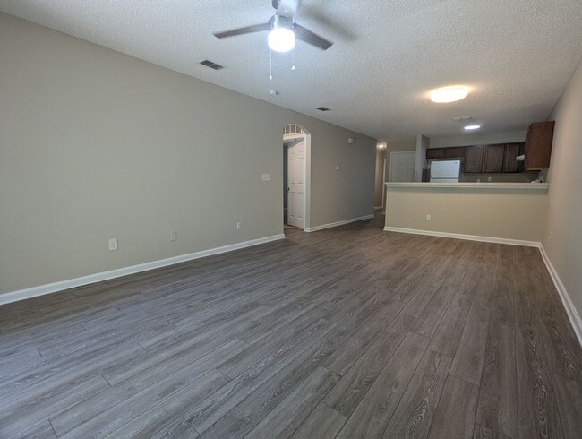 Building Photo - **An 18 Month Lease on a Great 3/2 Conveni...