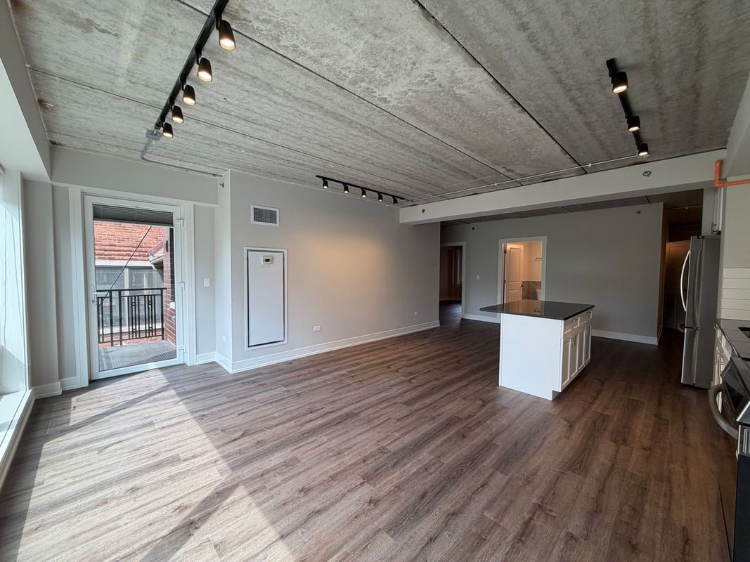 Building Photo - 952 W Carmen Ave