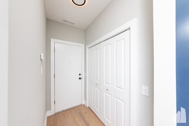 Building Photo - 2032 West Montrose-2B