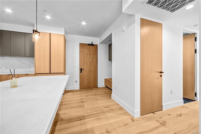 Building Photo - 10352 Riverside Dr