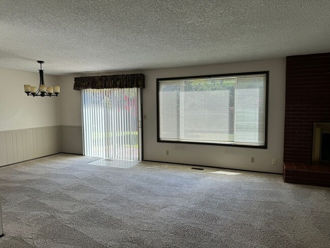 Building Photo - 3 bedroom 2.5 bathroom duplex off Coburg Rd.