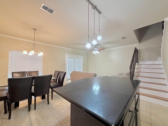 Building Photo - 707 St James Dr