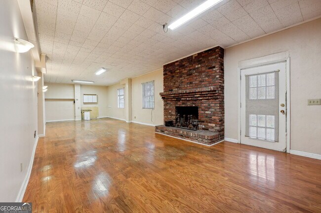 Building Photo - 5140 Lakewood Dr