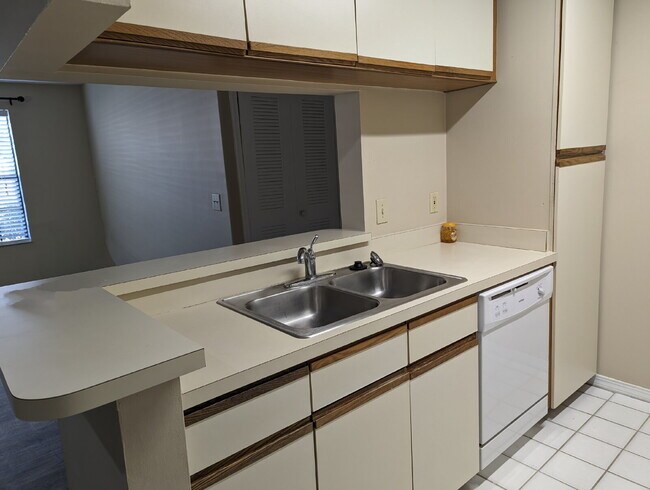 Building Photo - Charming 1-Bedroom Condo Retreat in Melbou...