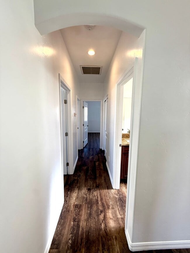 Building Photo - Great 3 Bedroom, 2 Bathroom Home Centrally Located- Available Now!