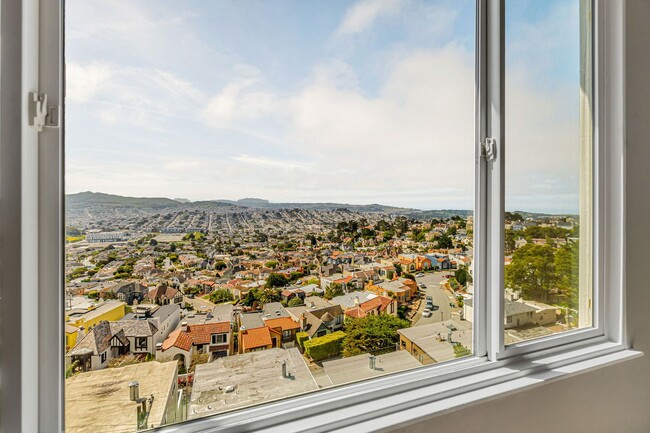Building Photo - Stunning Three Bedroom Home in Westwood Hi...