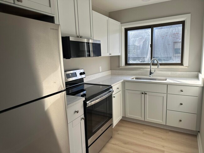 Building Photo - 137 N Center St