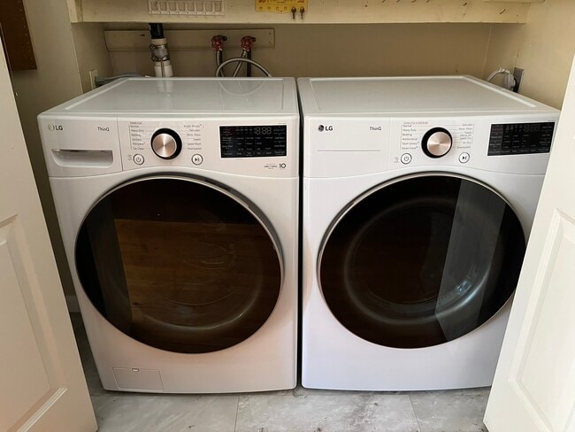 Building Photo - 237 E Walnut St