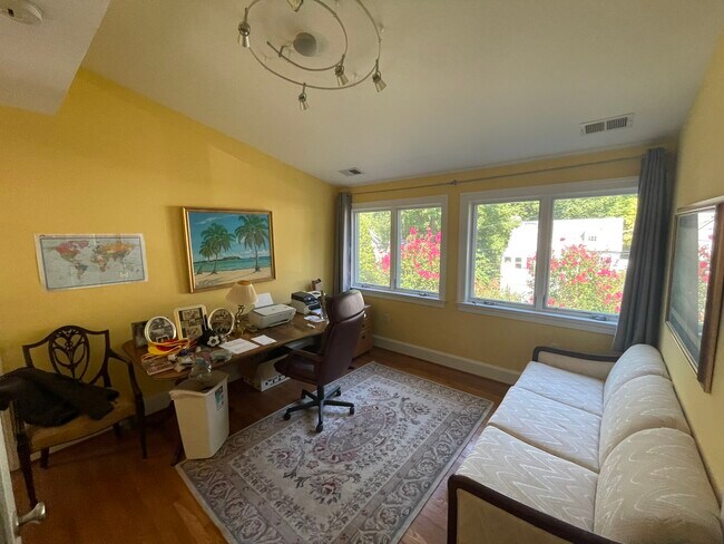 Building Photo - 2354 King Pl NW