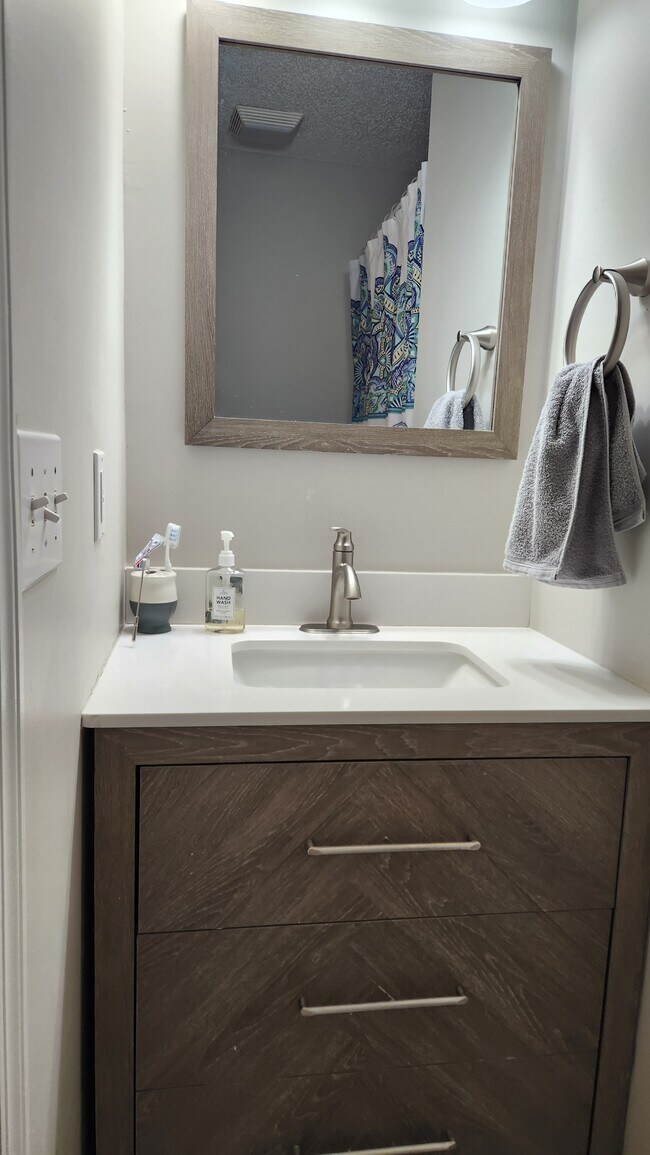 Building Photo - 614 3rd Ave S