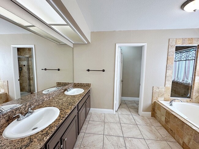 Building Photo - Green Valley Luxury Single Story: Pool, Putting Green, 4 Bedrooms, SOLAR!