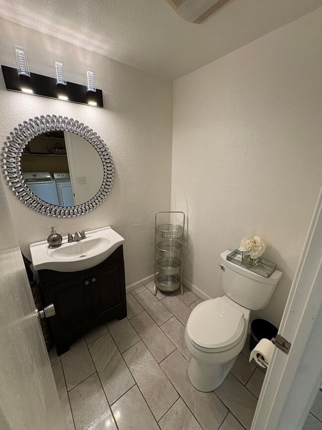 Building Photo - Beautiful 3 Bedroom 2.5 Bath Brentwood Home With SOLAR