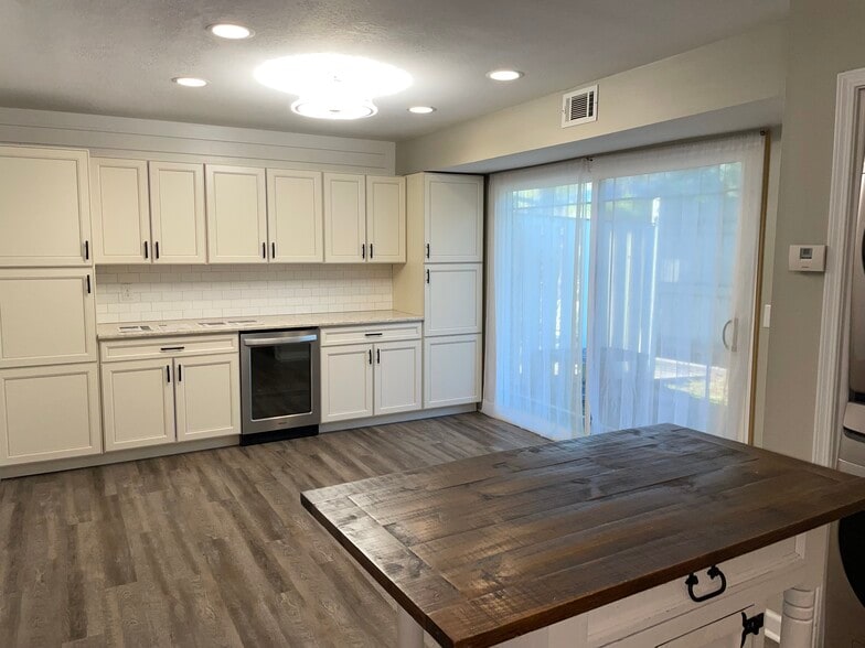 Kitchen - 1010 Country Club Rd