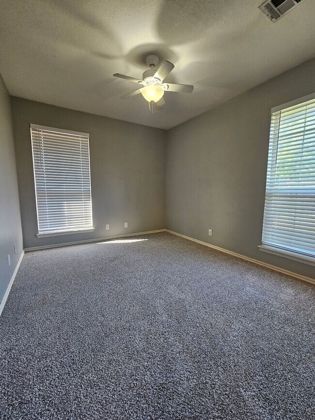 Building Photo - (3) Bed/(2) Bath Avail NOW! Storm Shelter!