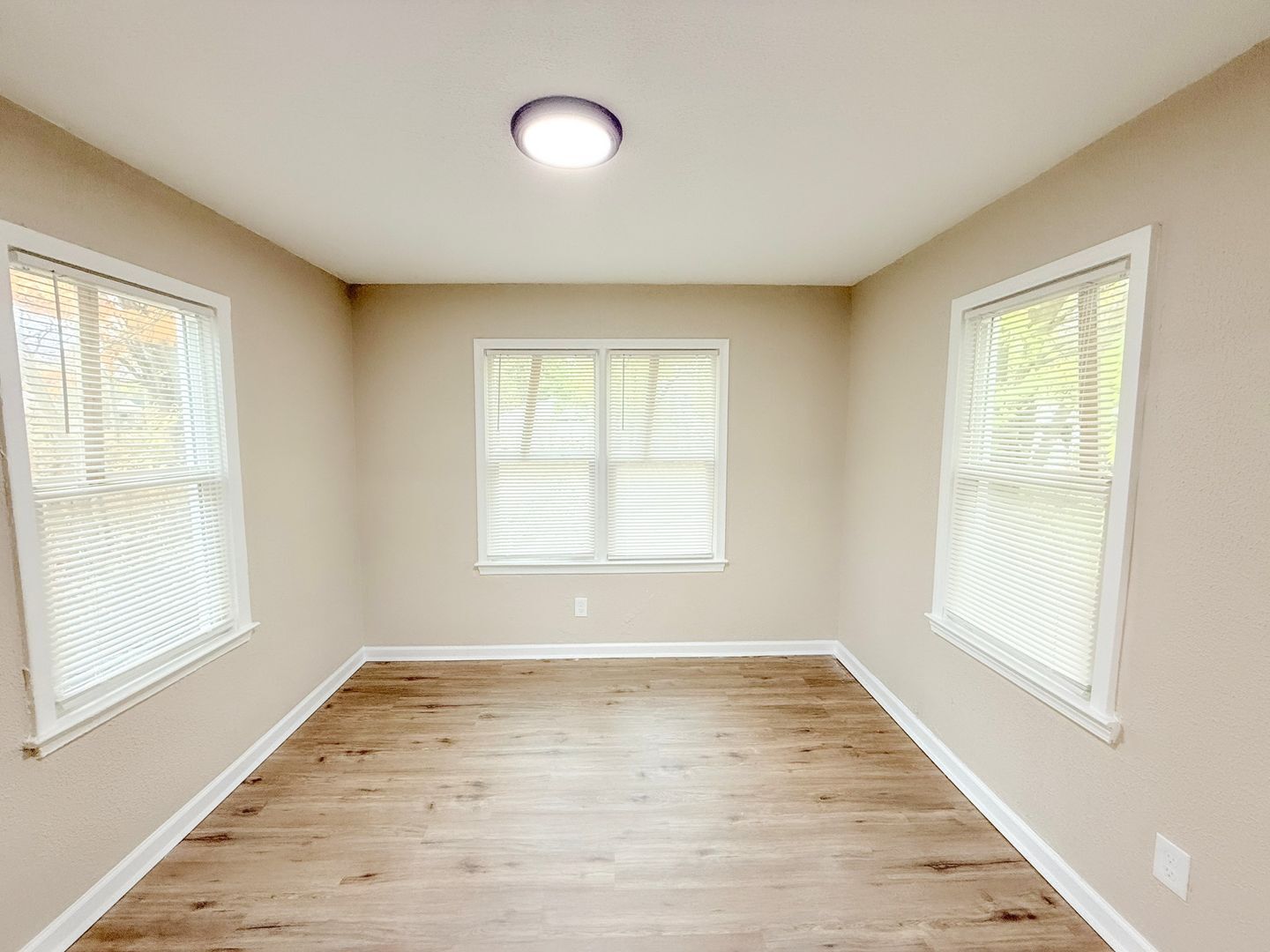 Building Photo - This beautifully updated 3-bedroom, 1-bath single-family home is ready for move-in!