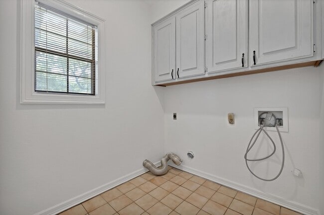 Building Photo - 4219 Oak Springs Dr
