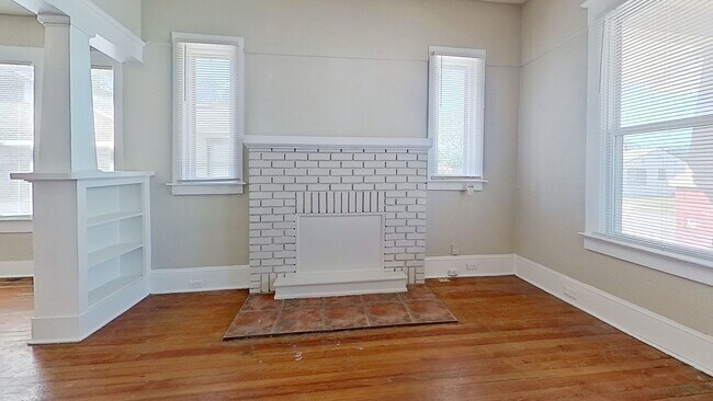 Building Photo - 5-Bedroom Home in Springfield!