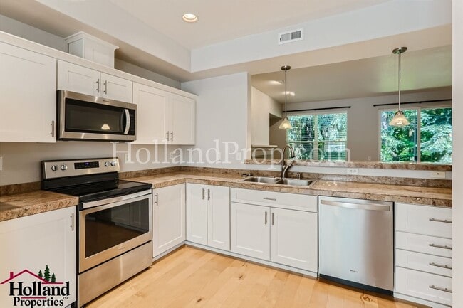 Building Photo - Stylish 3-Level Townhome Surrounded by Nat...