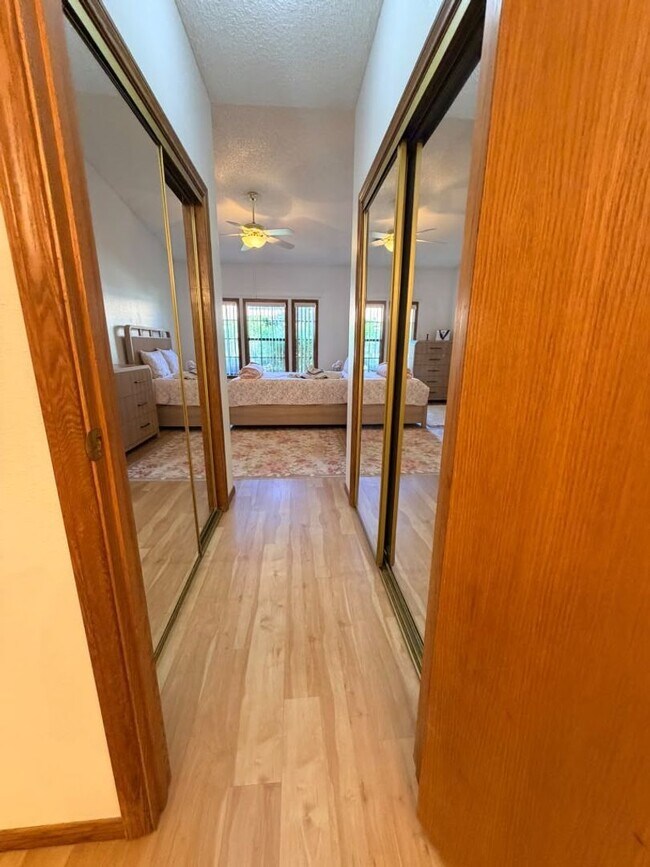 Building Photo - 7904 Shelter Island Way