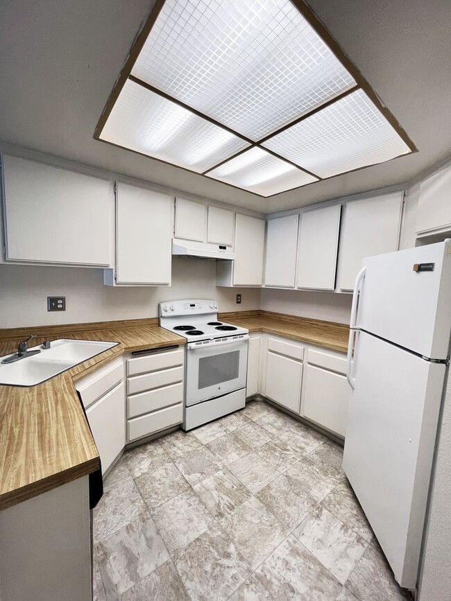 Building Photo - 2 Bed/2.5 Bath Condo at College Park Townh...