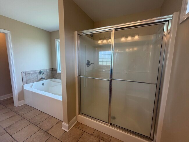 Building Photo - 2850 Foxcroft Cir