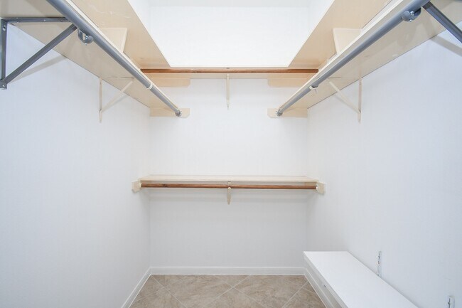 Building Photo - 4402 Jamaica Dr