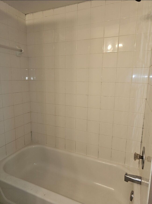 Building Photo - NICE!   LARGE 4 BEDROOM / 2 BATH / 2 CAR G...