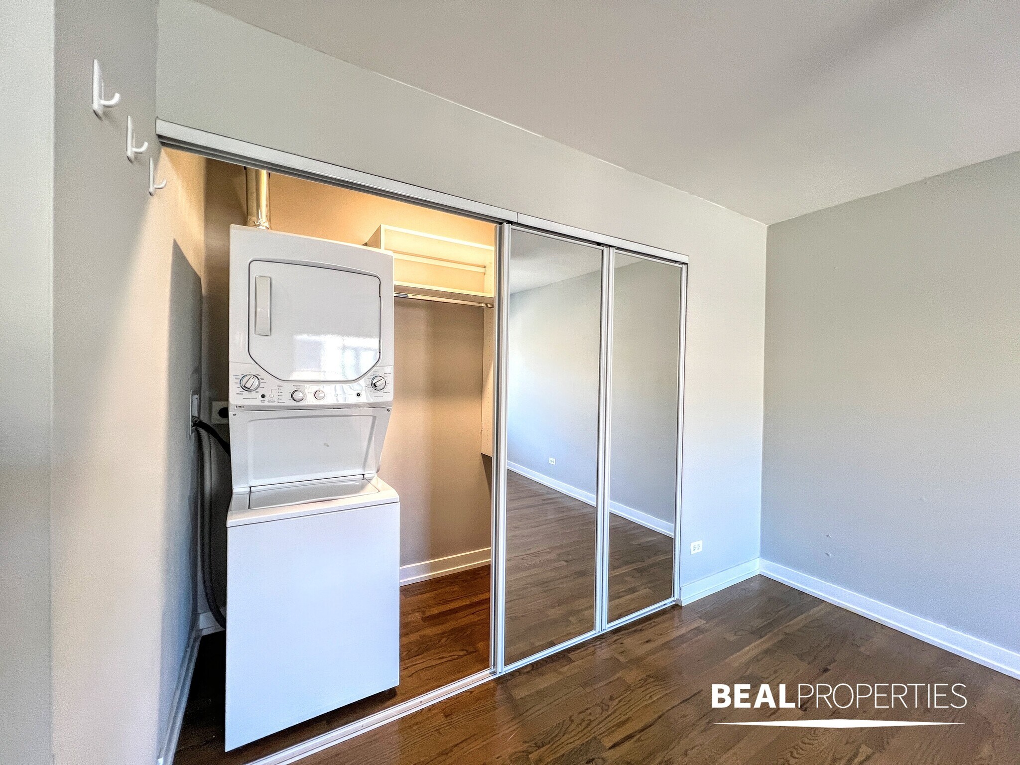 Building Photo - 524 W Oakdale Ave