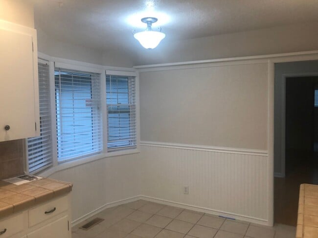 Building Photo - Stylish 4 bedroom 1.5 bath in SE Salem
