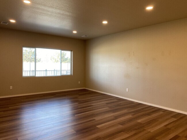 Building Photo - Beautiful Townhome 3-Bedroom / 2.5-Bath Near Walking Trail, Park