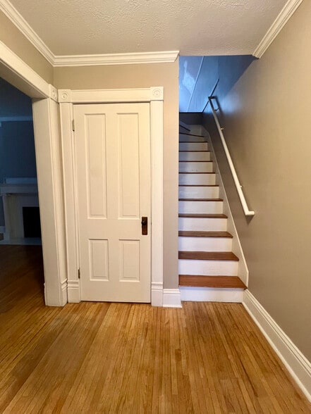 Building Photo - 1112 E Walnut St