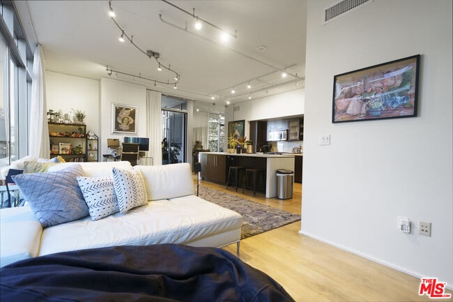 Building Photo - 1100 S Hope St