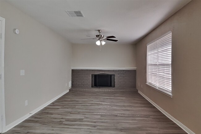 Building Photo - 3414 Green Fields Dr